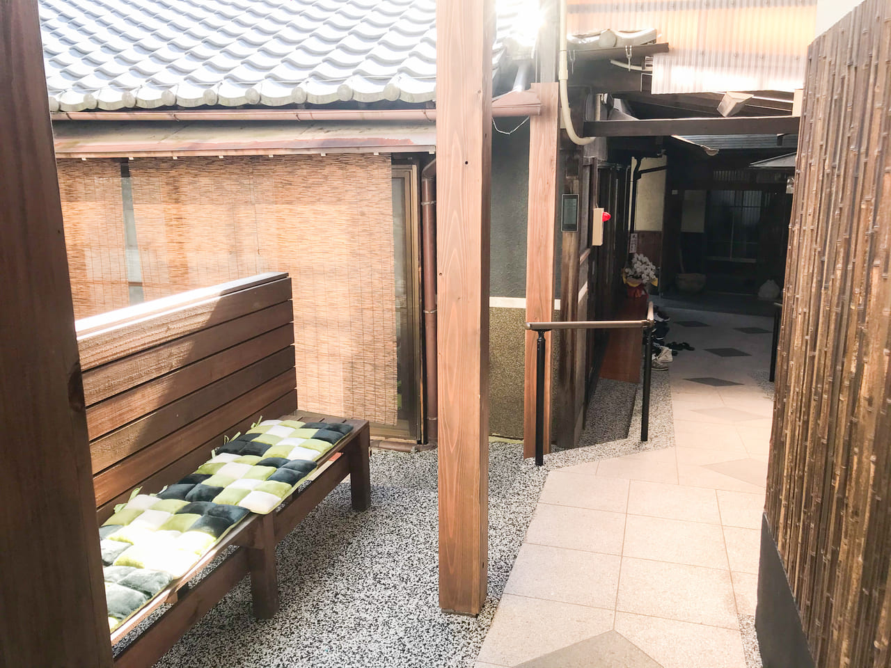 リニューアルオープンした松野屋の中庭